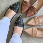 _MOCASSIM BICO FINO COM APLICAÇÕES E FIVELA_