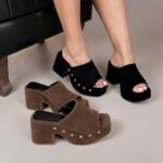 Tamanco Camurça com taxas douradas + salto bloco 8CM e meia pata 5CM ‼FORMA PADRÃO  💻 DT4802