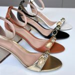 SANDÁLIA COM ENFEITES ORGÂNICOS